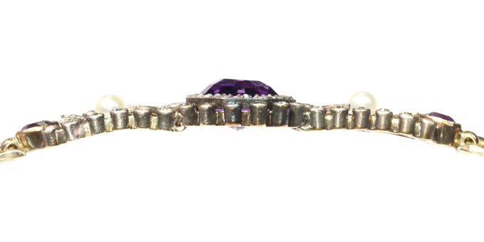 Antique gold bracelet with amethyst diamonds and pearls by Artista Desconhecido
