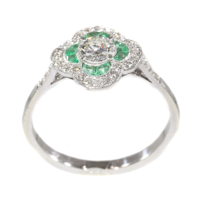 Art Deco diamond and emerald engagement ring by Artista Desconocido