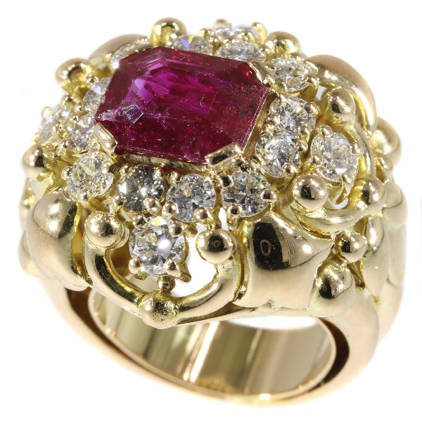 Wolfers made vintage Fifties diamond ring with large 3.40 crt untreated natural ruby by Artista Sconosciuto