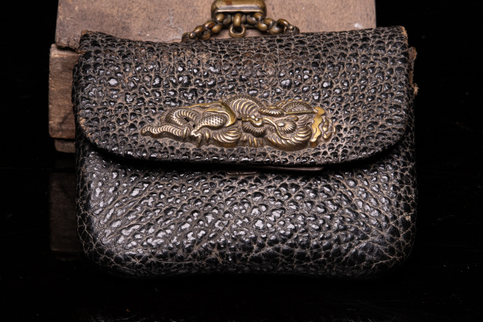 19th C JAPANESE TOBACCO POUCH IN GIANT SALAMANDER SKIN WITH A DRAGON-SHAPED CLOSURE,MADE OF SILVER PLATED BRONZE. by Artista Sconosciuto