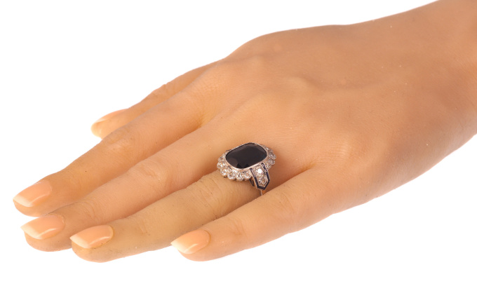 Vintage platinum Art Deco diamond ring with natural untreated sapphire of 8.59 crt by Artista Sconosciuto