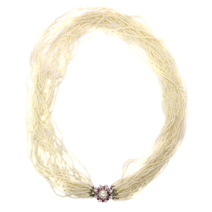 Vintage pearl necklace with 13000+ pearls and white gold diamond ruby closure by Onbekende Kunstenaar