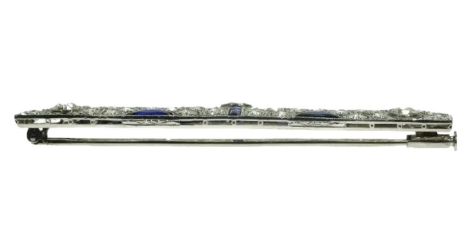Must See! Strong design Art Deco platinum brooch diamonds and sapphires by Artista Desconhecido