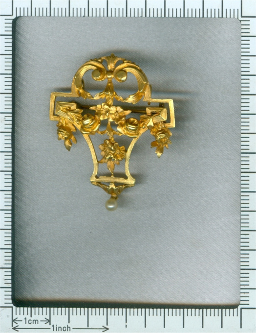 French gold brooch pendant Late Victorian Belle Epoque Style Guirlande by Unbekannter Künstler