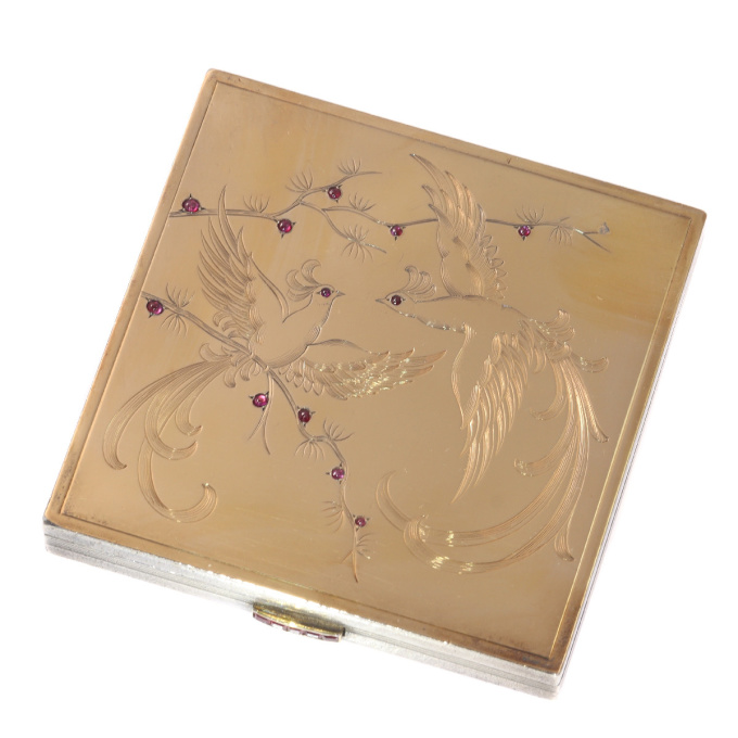 French silver nose powder box with interior mirror and gold and rubies decoration of birds of paradise by Artista Desconhecido