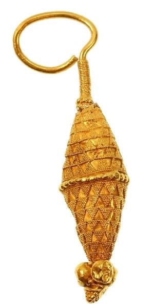 Ancient yellow gold granulated ear-ring by Artista Sconosciuto