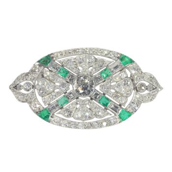 Art Deco platinum diamond and emerald brooch with almost 7.00 crts of total diamond weight by Artista Desconocido