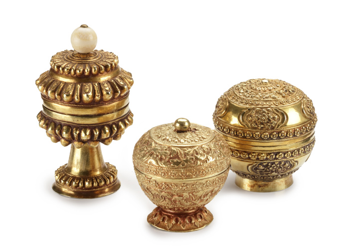 THREE GOLD BETELNUT CHEWING CONTAINERS, PROBABLY FOR LIME (KLOPOK) by Artista Desconhecido