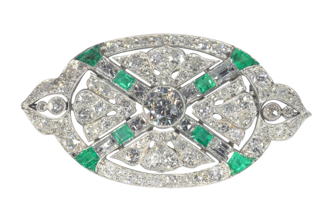 Art Deco platinum diamond and emerald brooch with almost 7.00 crts of total diamond weight by Artista Sconosciuto