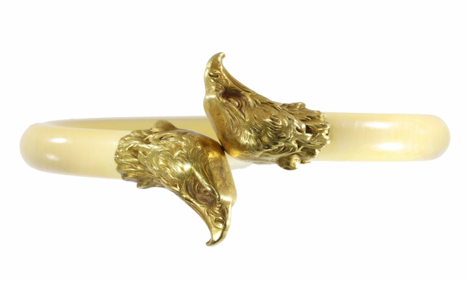 French Late Victorian antique ivory bangle with big gold eagle head ornaments by Unbekannter Künstler
