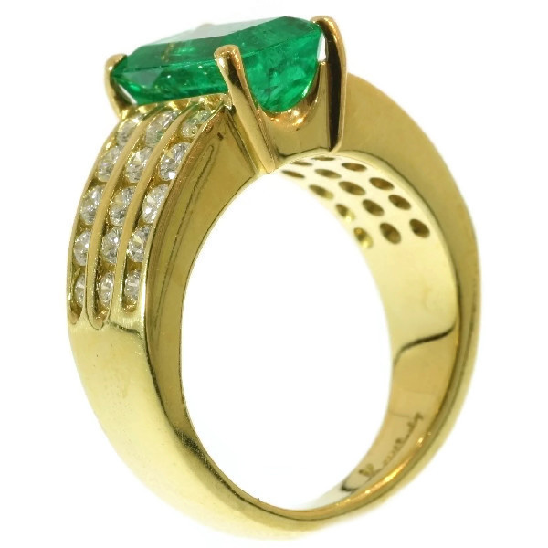Vintage Kutchinsky 2.33 Carat Natural Emerald & Diamond 18 Karat Yellow Gold Ring by Artiste Inconnu