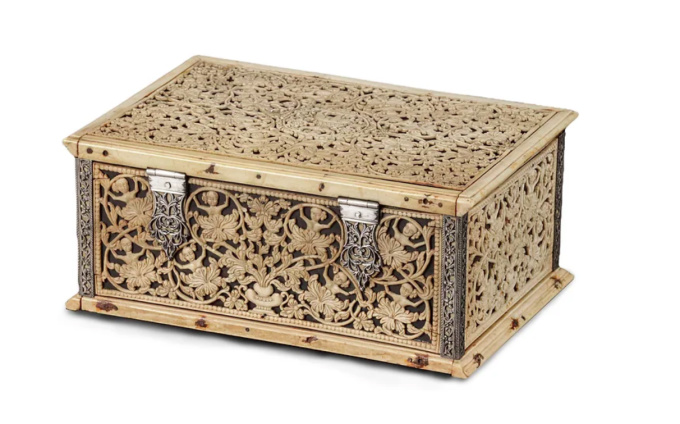 A rare Portuguese-Sinhalese openwork ivory and ebony casket with silver mounts by Artista Desconocido