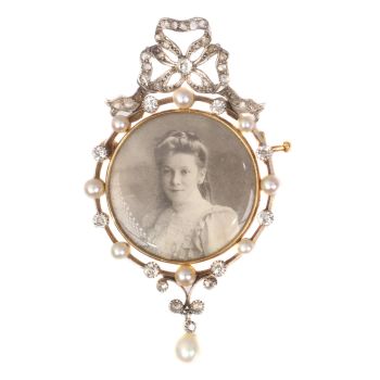 Belle Epoque old picture brooch set with diamonds and pearls by Artista Desconocido
