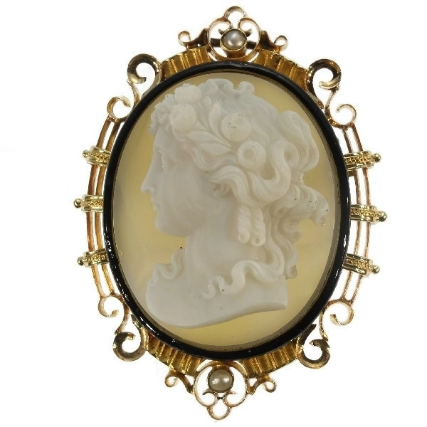 French Victorian antique hard stone cameo in elegant enameled mounting by Onbekende Kunstenaar