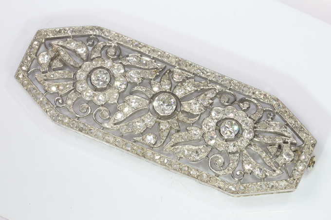 French Vintage Art Deco diamond brooch set in platinum by Artiste Inconnu