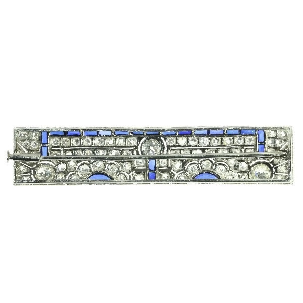 Must See! Strong design Art Deco platinum brooch diamonds and sapphires by Artista Sconosciuto
