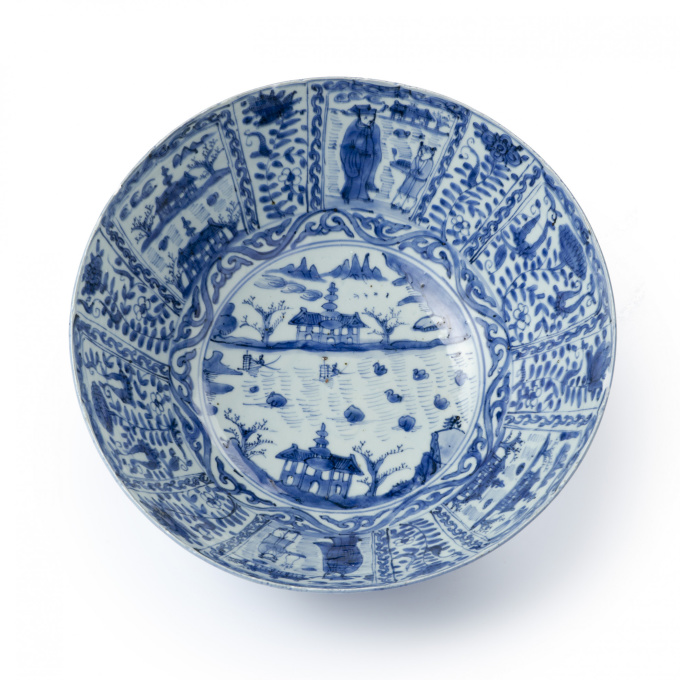 Three large Chinese blue and white ‘kraak porselein’ bowls by Onbekende Kunstenaar