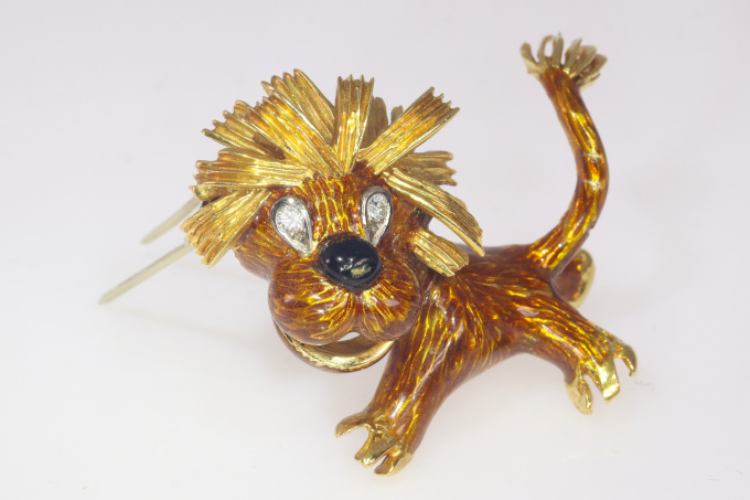 Vintage Fifties amusing 18K enameled gold lion with diamond eyes by Onbekende Kunstenaar
