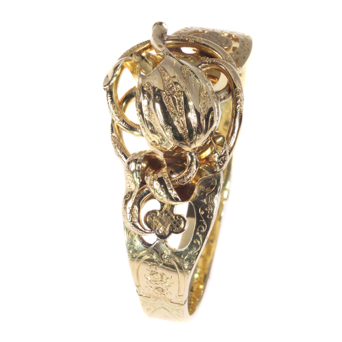 Antique gold bangle with large tulip motive by Artista Sconosciuto