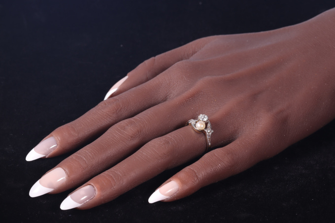Vintage Belle Epoque diamond and pearl romantic toi-et-moi engagement ring by Onbekende Kunstenaar