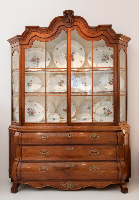 A Dutch padauk display cabinet by Artiste Inconnu