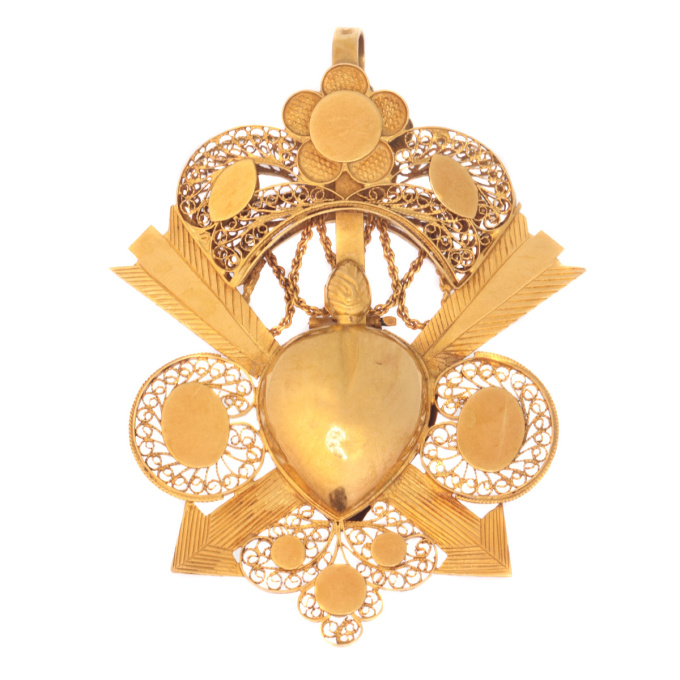 Late 18th Century Georgian arrow pierced heart locket pendant in gold filigree by Artiste Inconnu