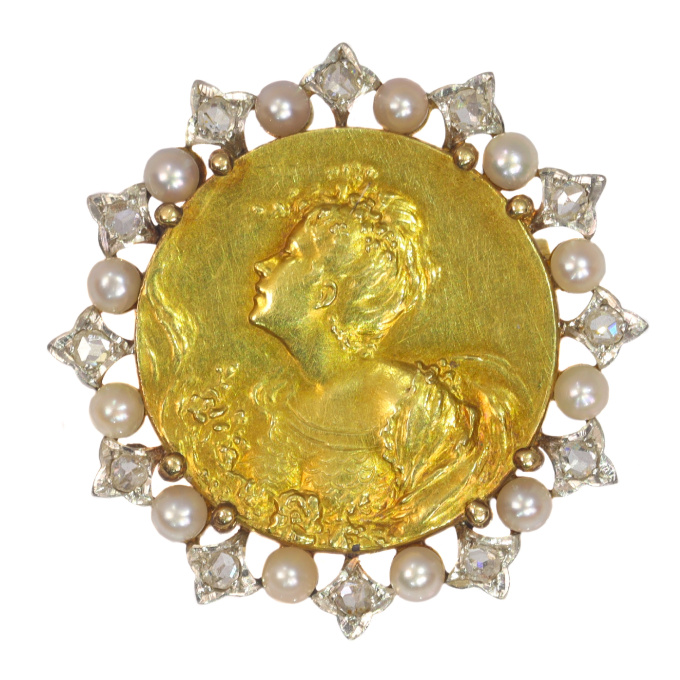 French vintage Belle Epoque gold brooch set with diamonds and pearls medaillist revival by Onbekende Kunstenaar