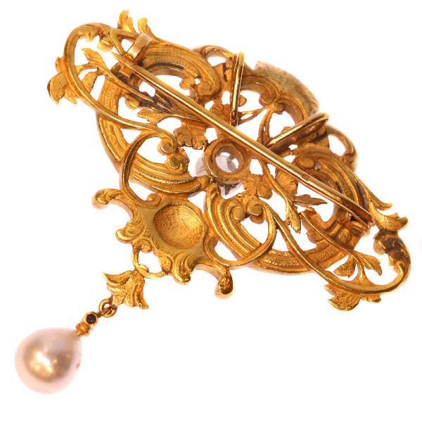 Aesthetic Victorian gold brooch pendant with angels head and diamond by Onbekende Kunstenaar