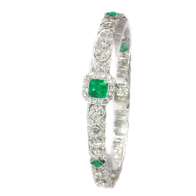 High quality platinum Art Deco bracelet with 140 diamonds and top emeralds by Artista Sconosciuto