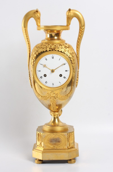 A French Empire ormolu urn mantel clock, circa 1800 by Onbekende Kunstenaar