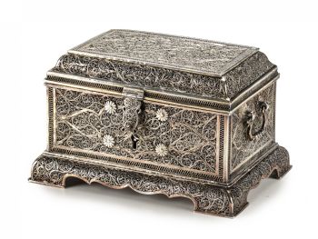An Indian silver filigree casket with hinged cover by Artista Desconocido