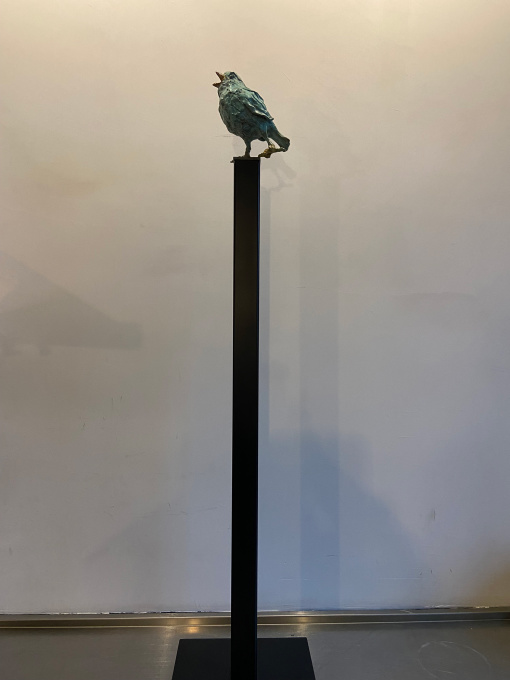 Vogel op stalen sokkel by Yvon van Wordragen