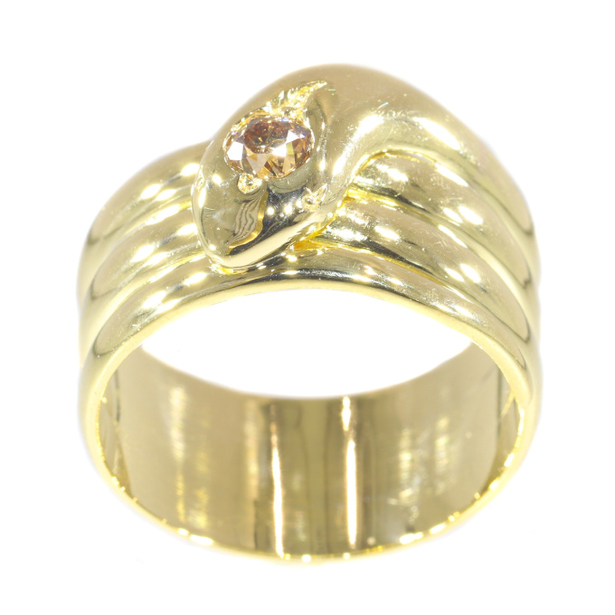 Antique gold snake ring with fancy colour diamond in head by Artista Desconhecido