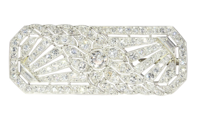 French platinum Art Deco diamond brooch by Artista Sconosciuto