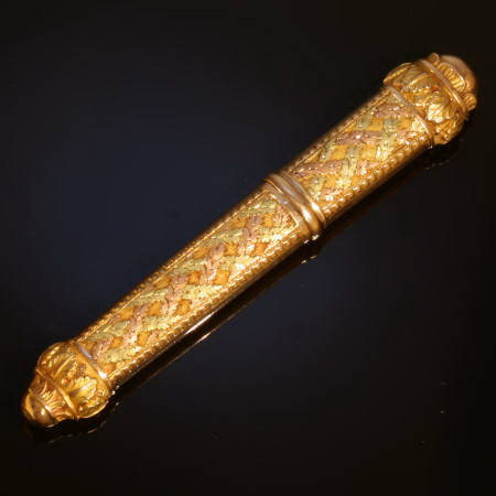 Impressive gold French pre-Victorian needle case with original needle by Artista Sconosciuto
