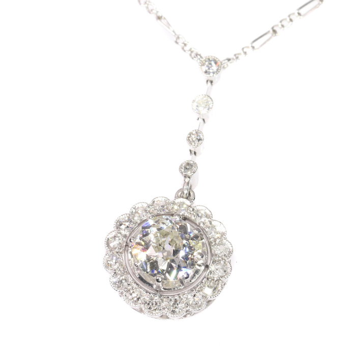 Platinum Art Deco diamond pendant on necklace by Artista Sconosciuto
