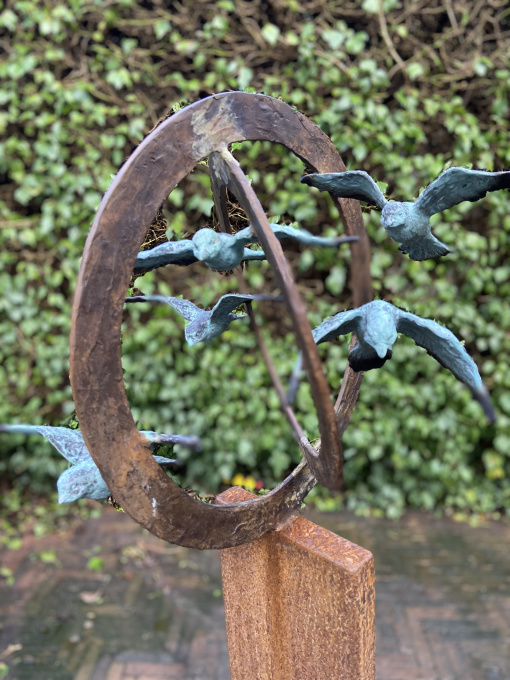 5 Mussen in cirkels van brons by Yvon van Wordragen
