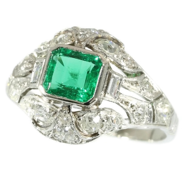Platinum estate diamond engagement ring with truly magnificent Colombian emerald by Artista Desconhecido