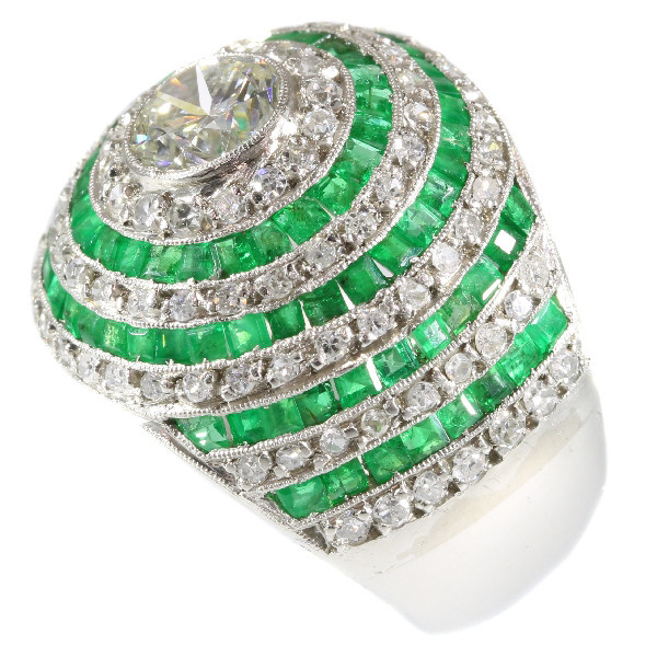 Magnificent diamond and emerald platinum Art Deco ring by Artista Sconosciuto