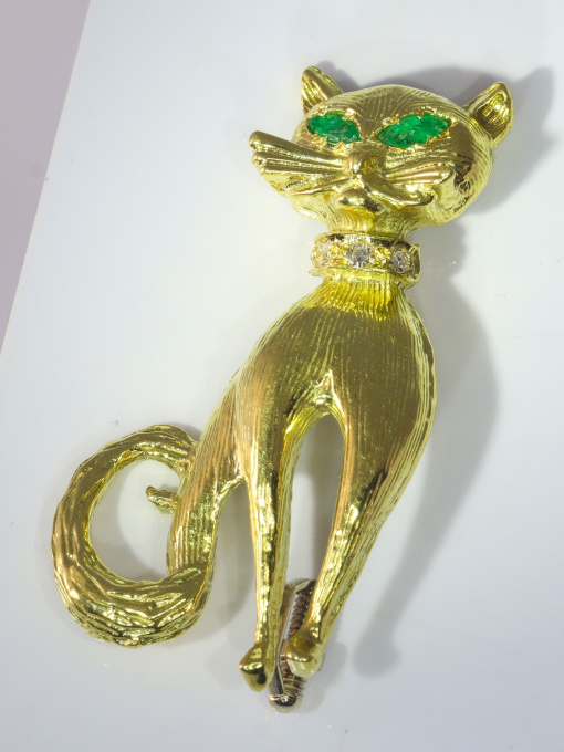 Vintage Sixties 18K gold cat brooch with diamond collar and emerald eyes by Unknown Artist