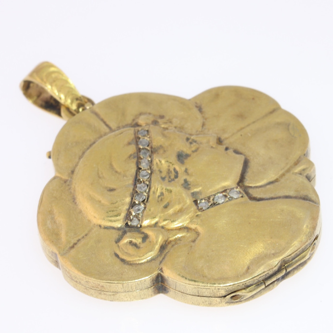 Typical Art Nouveau gold locket woman head on four leaf clover by Unknown artist