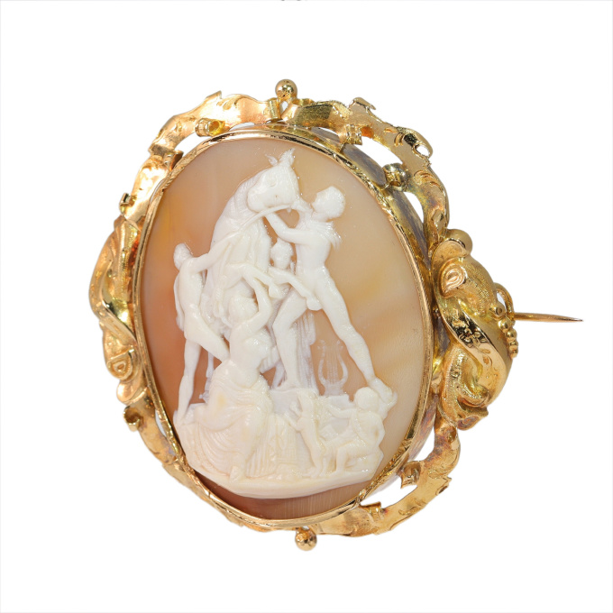 Vintage antique cameo brooch in gold mounting depticting the famous sculpture The Farnese Bull"" by Artista Desconhecido