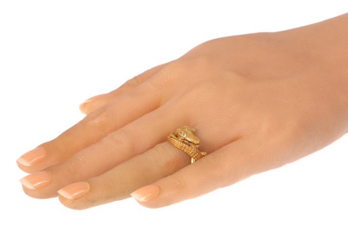 Vintage 18K gold crocodile/alligator ring wrapped around the finger by Artista Desconocido