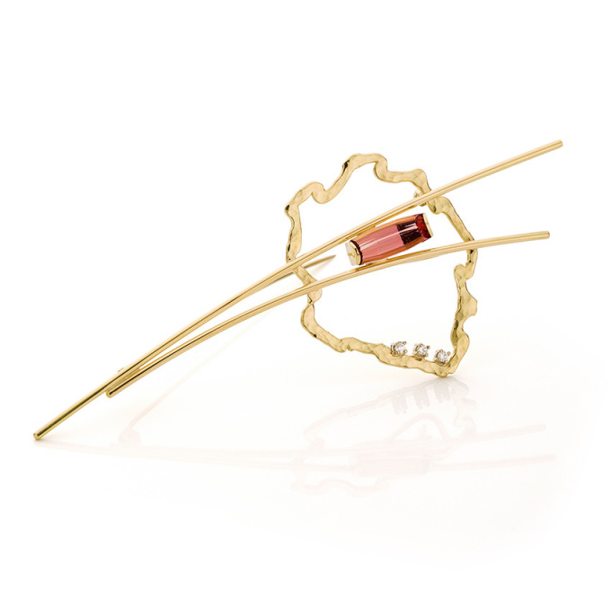 Yellow gold brooch with tourmaline and diamonds by Sabine Eekels