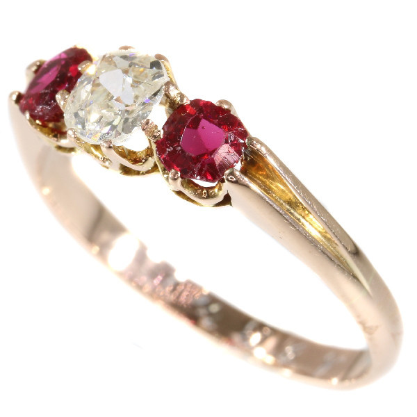 Antique ring with old mine brilliant cut diamond and two red strass stones by Artista Desconhecido