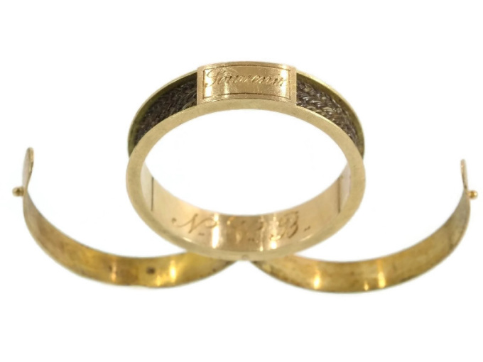Gold antique souvenir ring with hidden space and woven hair by Artista Desconhecido