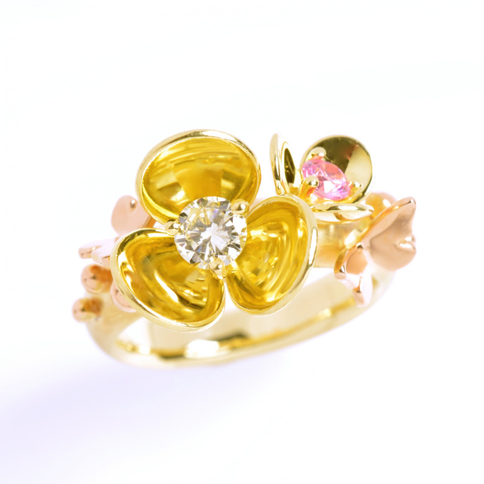 Flower ring, yellow and red gold with diamond and pink sapphire. by Eva Theuerzeit