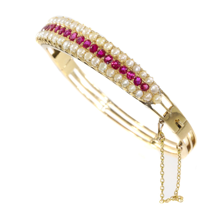 Vintage antique gold bangle with natural rubies and pearls sold by Simons Jewellers The Hague & Amsterdam by Artista Desconhecido