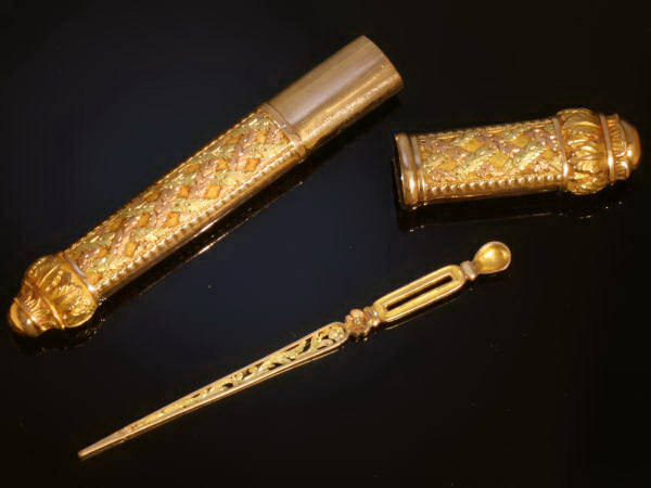 Impressive gold French pre-Victorian needle case with original needle by Onbekende Kunstenaar