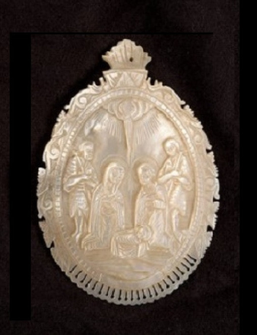 Two oval mother of pearl shells made in Bethlehem  by Onbekende Kunstenaar
